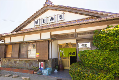 朝日寿司の駐車場と外観写真