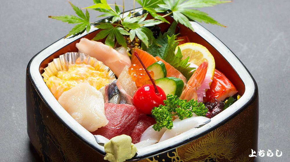まるで宝石箱のように色とりどりの海鮮が並ぶ上ちらし寿司。