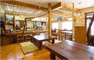 民宿・食事処の朝日屋店内写真。陽の光が差し込む１階のお食事処。
